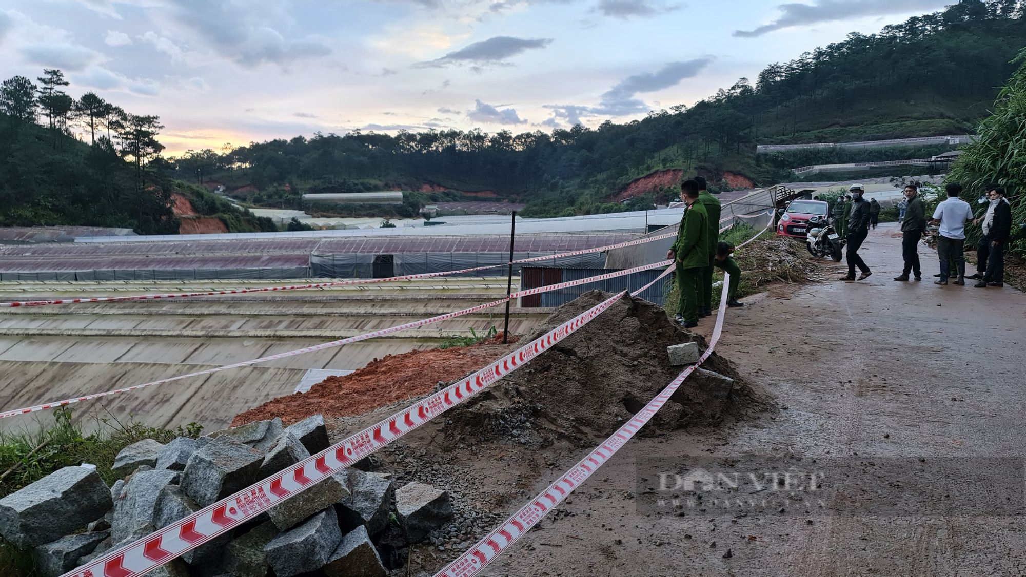 Đà Lạt: Sập ta luy đá đang xây, 4 người thương vong - Ảnh 3.