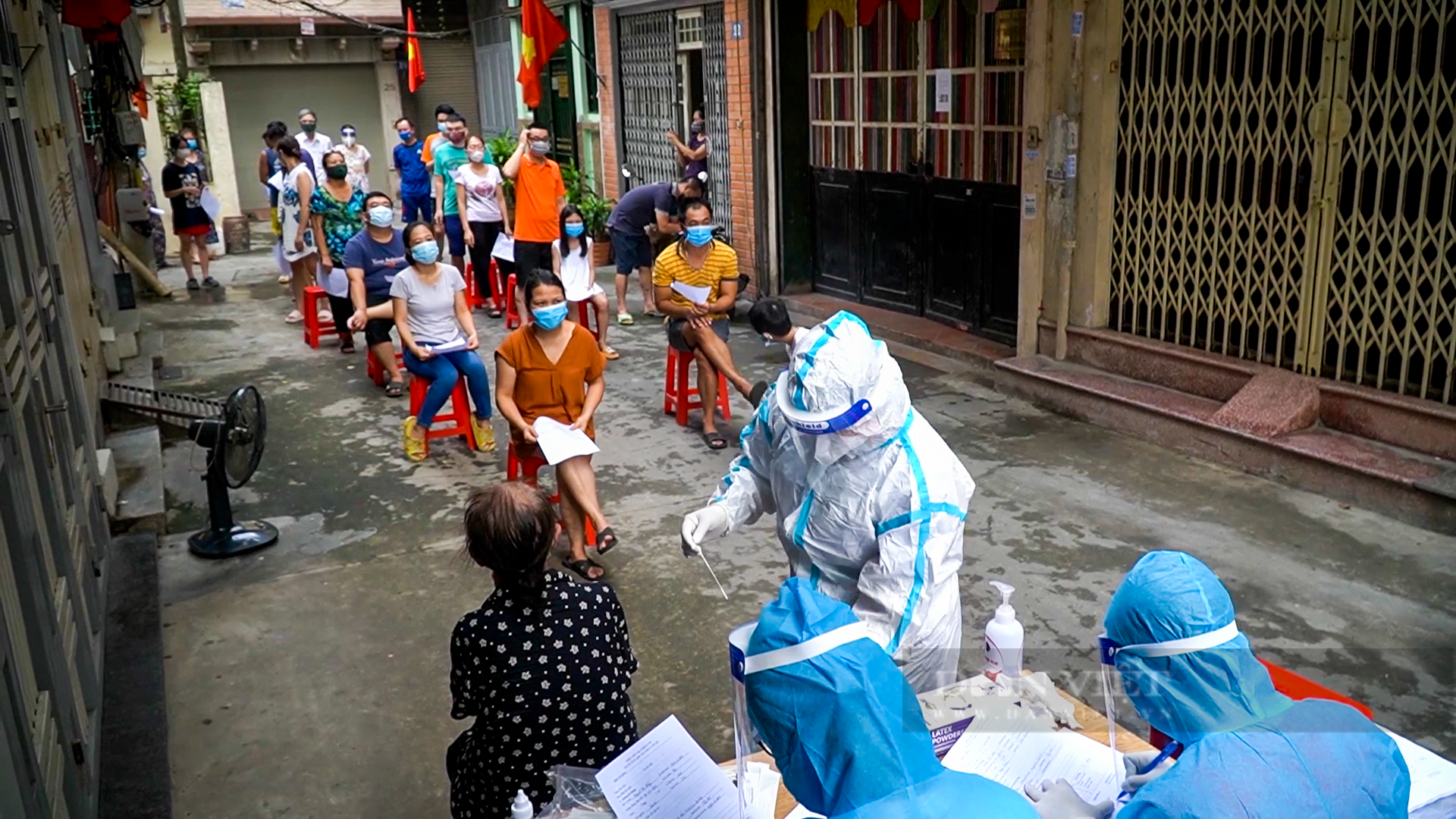 Hà Nội: Phong tỏa, lấy mẫu xét nghiệm khu vực 4.000 dân vì người phụ nữ bán bún ốc dương tính SARS-CoV-2 - Ảnh 7.