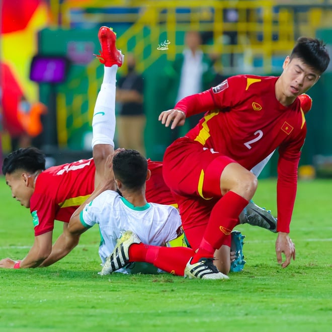 Duy Mạnh bị thổi penalty và thẻ đỏ, CĐV Việt Nam lập tức &quot;tấn công&quot; trọng tài - Ảnh 2.