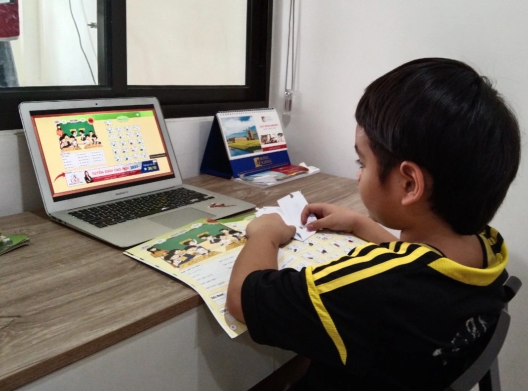 Mua máy tính con học online: &quot;Hoa mắt&quot; vì giá, mua được cũng phải... chờ - Ảnh 2.