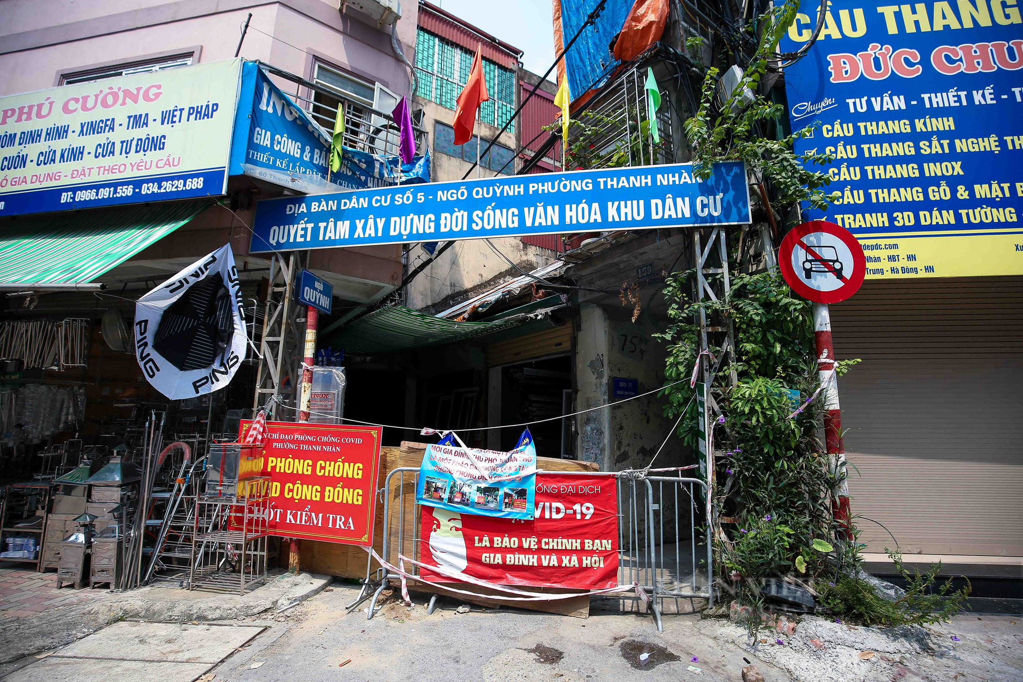 Người dân chèo rào, vượt chốt cứng để ra ngoài sau khi Hà Nội nới lỏng giãn cách - Ảnh 2.