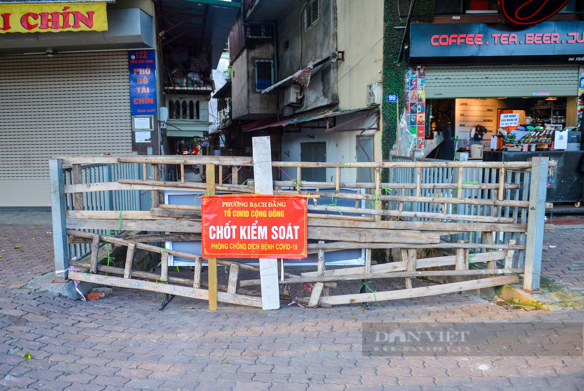 Người dân chèo rào, vượt chốt cứng để ra ngoài sau khi Hà Nội nới lỏng giãn cách - Ảnh 4.