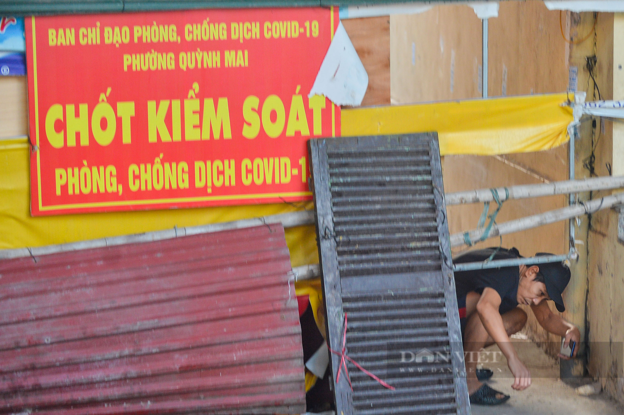 Người dân chèo rào, vượt chốt cứng để ra ngoài sau khi Hà Nội nới lỏng giãn cách - Ảnh 9.