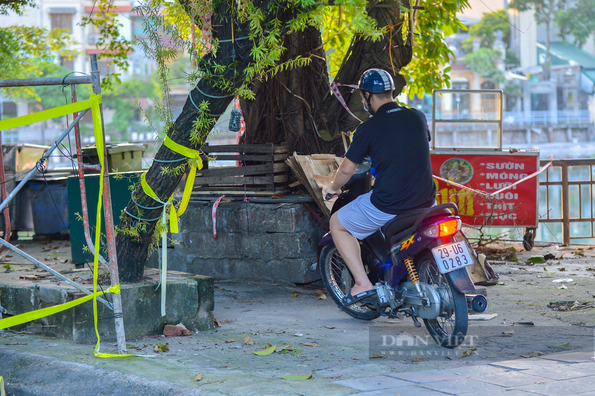 Người dân chèo rào, vượt chốt cứng để ra ngoài sau khi Hà Nội nới lỏng giãn cách - Ảnh 11.