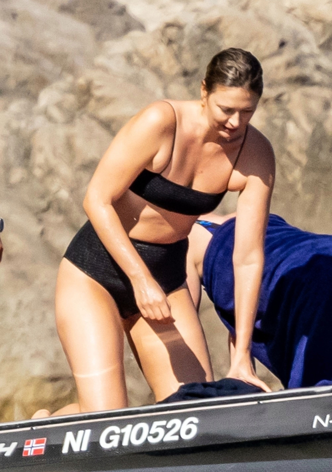 Maria Sharapova ‘nổi bần bật’ trong bộ bikini gợi cảm trên du thuyền - Ảnh 5.