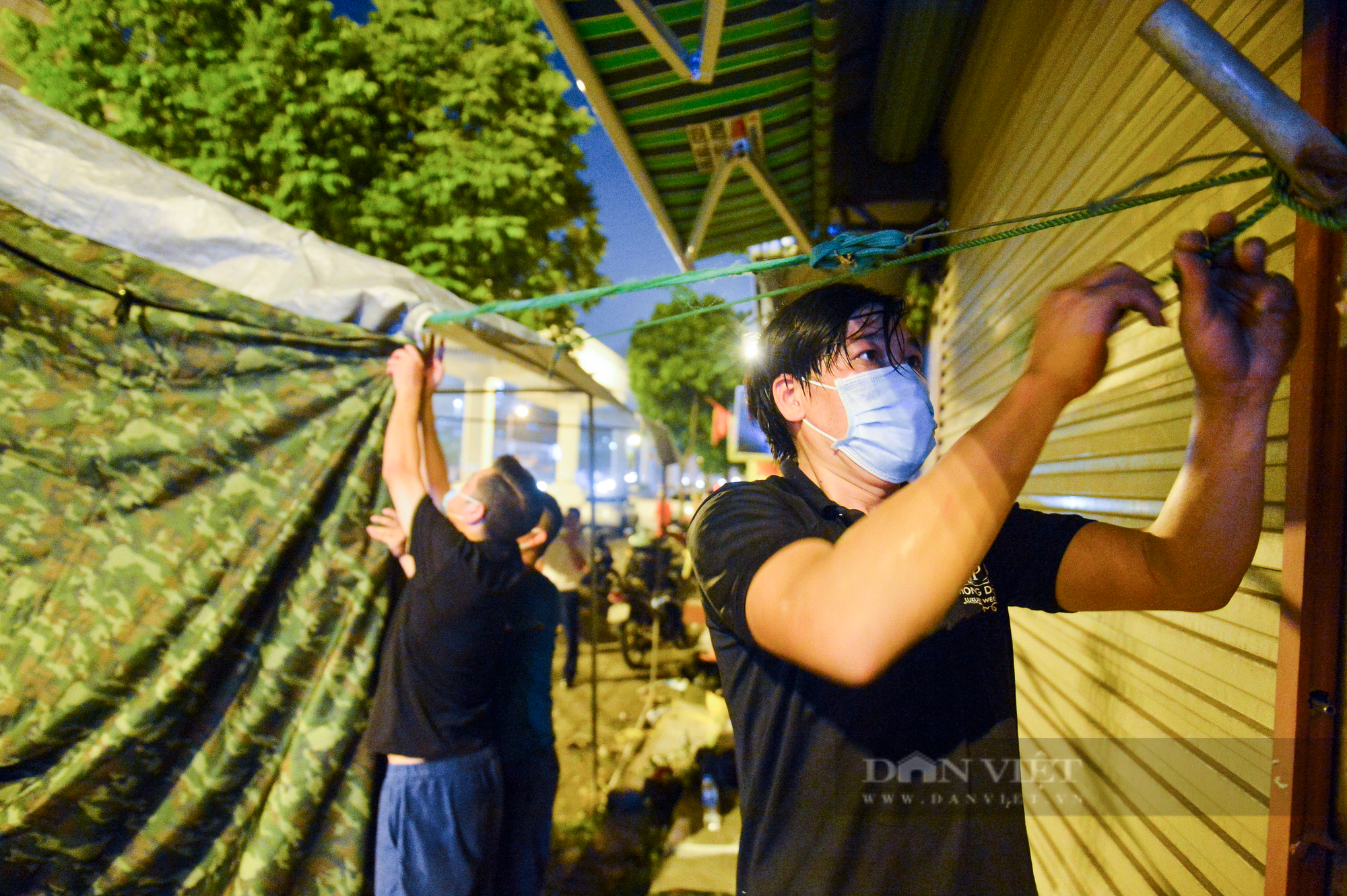 Hà Nội: Khẩn trương dựng chốt phân vùng chống dịch trong đêm - Ảnh 6.
