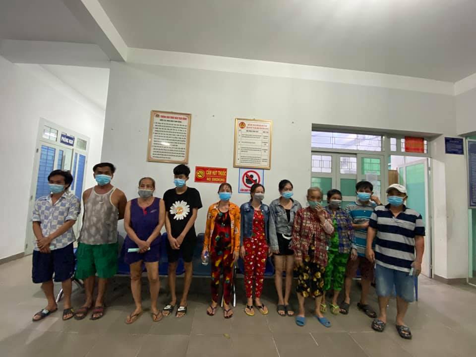 Tụ tập chơi lô tô trong khu vực đang “khoá chặt’, nhóm công nhân ở Bình Dương bị đề nghị xử phạt 195 triệu - Ảnh 2.