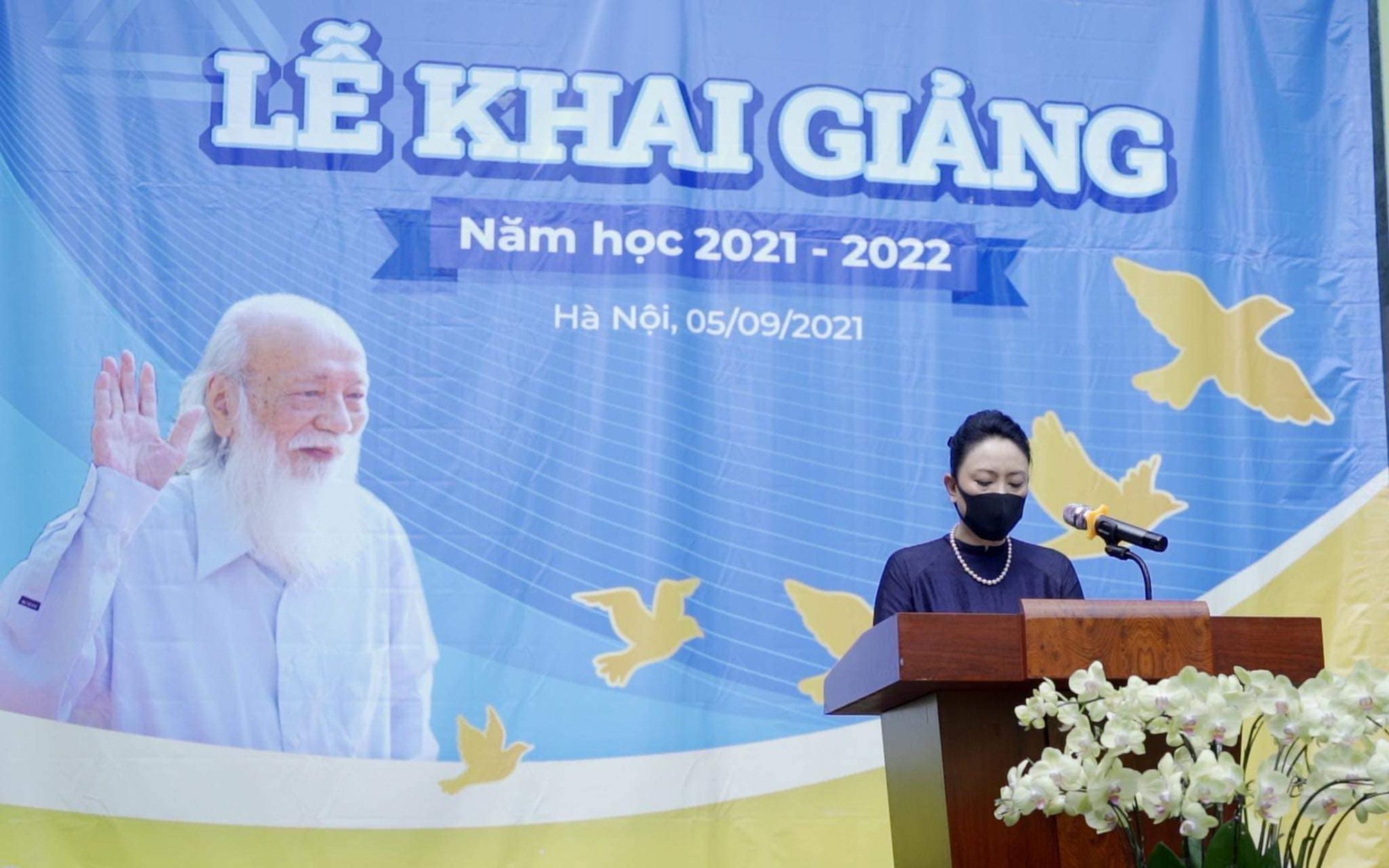 Nghẹn ngào hình ảnh hiệu trưởng đọc phát biểu khai giảng nhưng không có học sinh, chỉ có hàng cây - Ảnh 2.