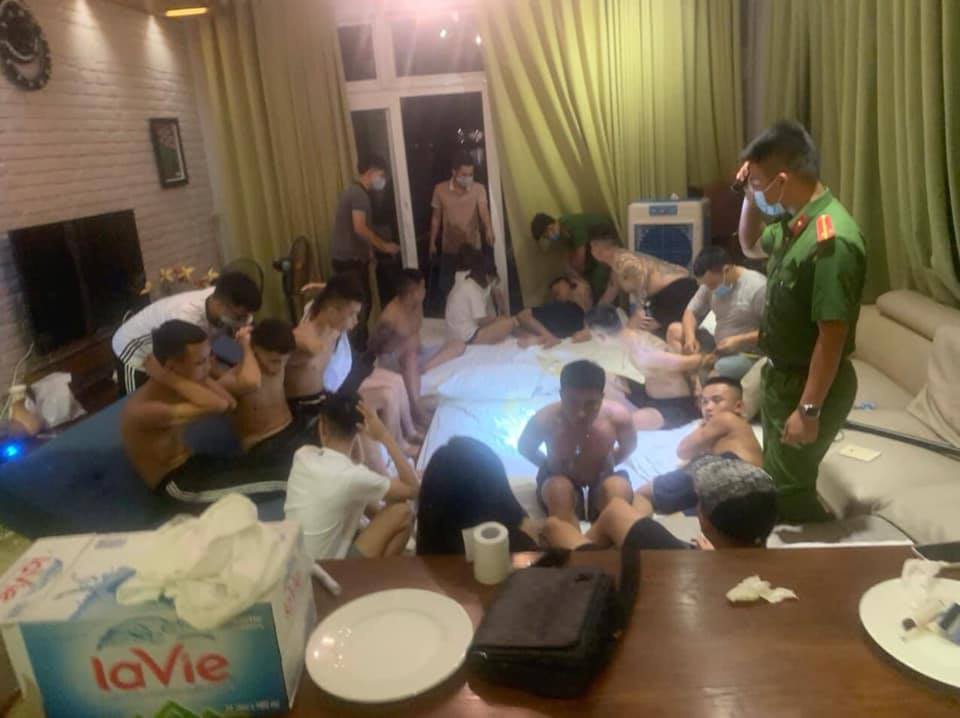 15 nam, nữ thuê biệt thự để &quot;phê&quot; ma túy - Ảnh 1.