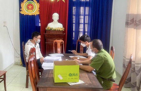 Phá đường dây làm giả căn cước công dân, giấy phép lái xe - Ảnh 1.