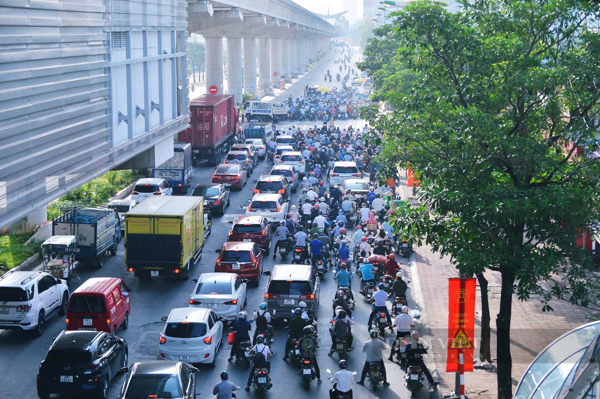 &quot;Hà Nội ùn tắc tại chốt kiểm soát ngày đầu đợt giãn cách lần 4 thể hiện sự lúng túng, dễ lây nhiễm Covid-19&quot; - Ảnh 1.