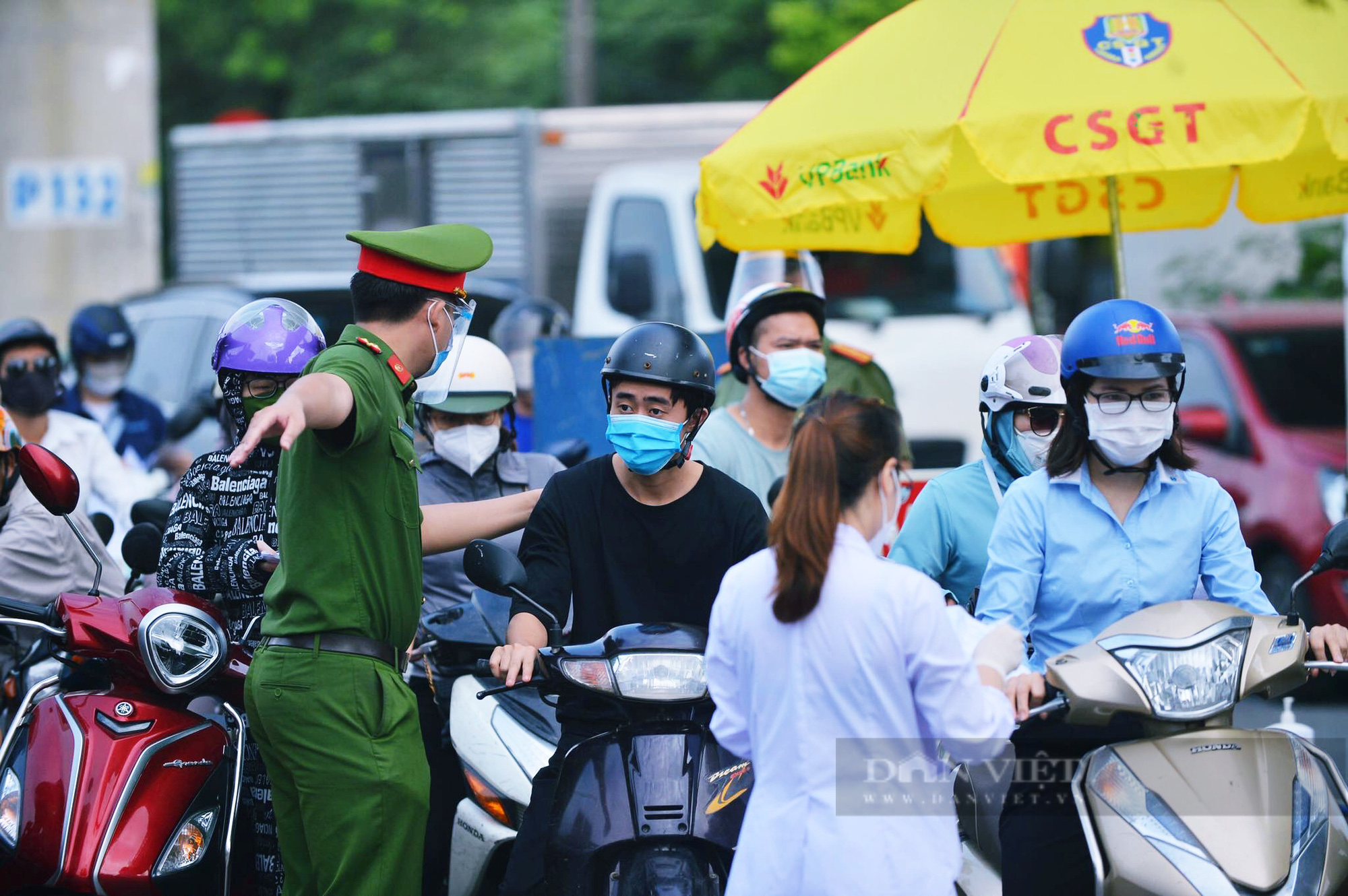 &quot;Hà Nội ùn tắc tại chốt kiểm soát ngày đầu đợt giãn cách lần 4 thể hiện sự lúng túng, dễ lây nhiễm Covid-19&quot; - Ảnh 4.