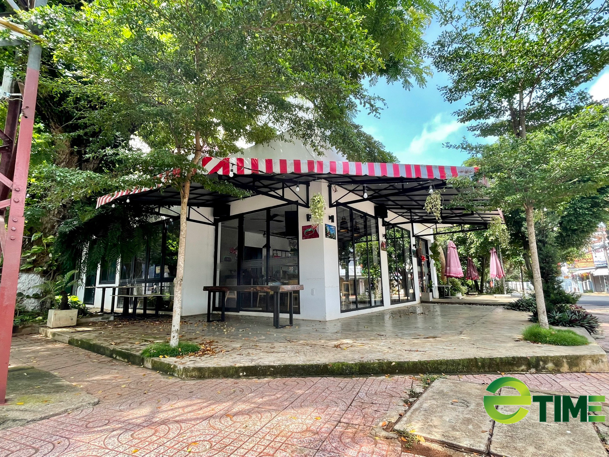 Đắk Lắk: Nhiều nhà hàng, quán cà phê tại TP.Buôn Ma Thuột "đắp chiếu" trong mùa dịch Covid-19 - Ảnh 4. Đắk Lắk: Nhiều nhà hàng, quán cà phê tại TP.Buôn Ma Thuột "đắp chiếu" trong mùa dịch Covid-19 - Ảnh 4.