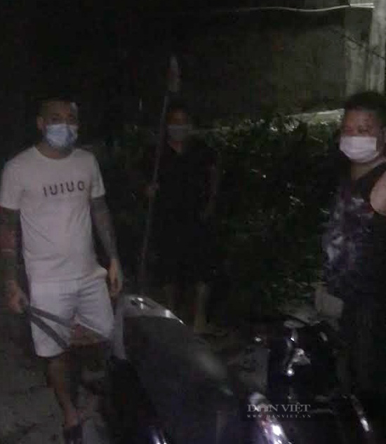 Hà Nội: Đã xác định nhóm đối tượng cầm dao phóng chém đứt gân tay người dân trong đêm - Ảnh 2.