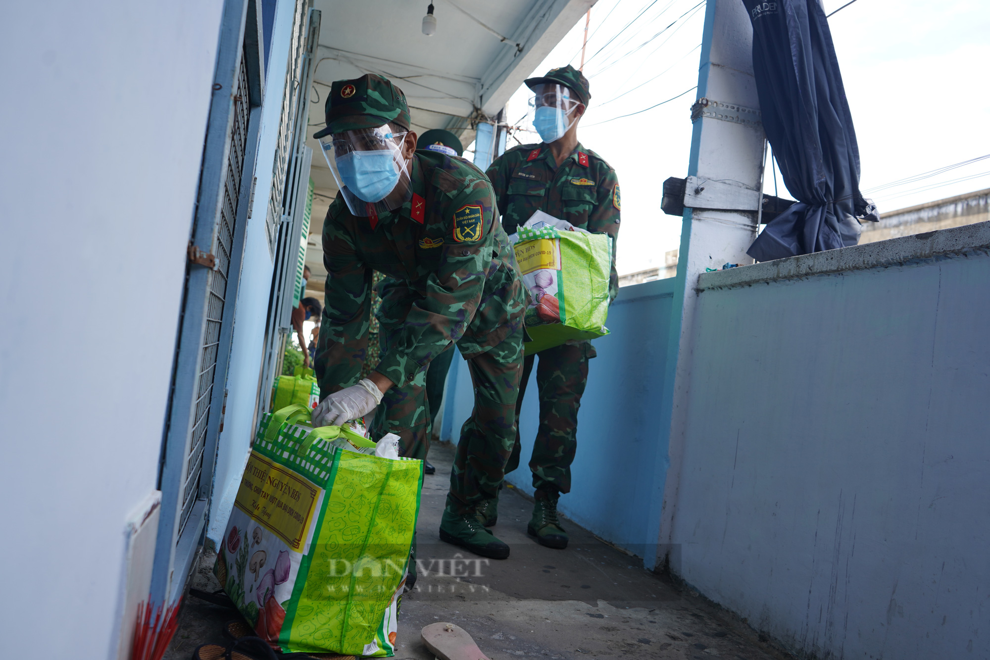 TP. HCM: Tiếp tế 900 túi quà cho người dân ở tầng cao bằng cần cẩu - Ảnh 6.