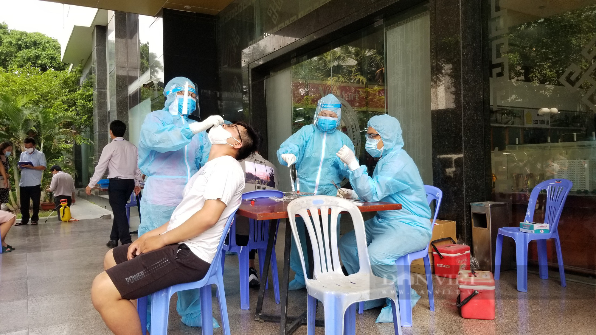 TP.HCM: Người dân vùng đỏ, vùng cam phải được xét nghiệm ít nhất 3 lần - Ảnh 1.