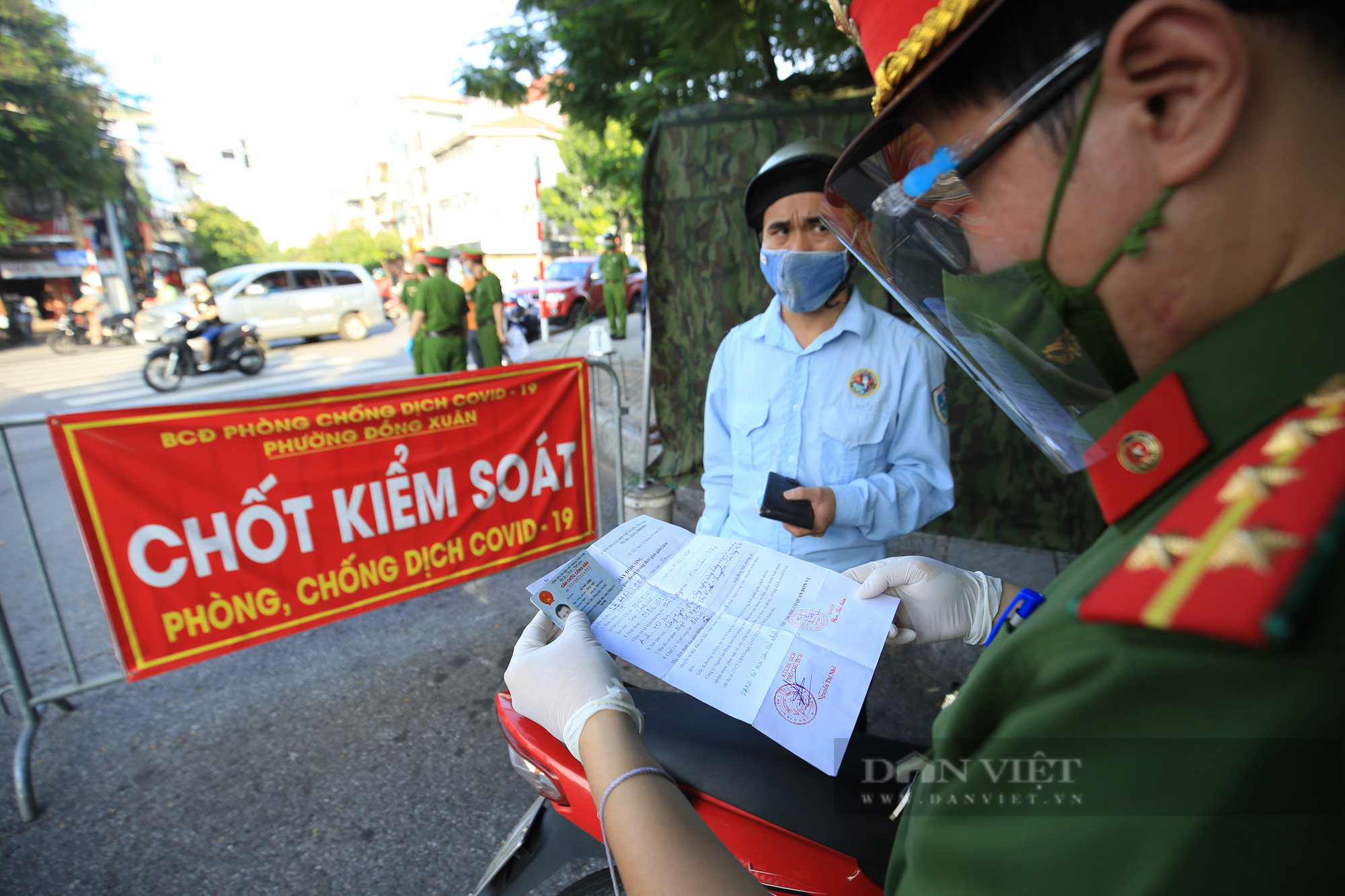 Chi tiết 3 nhóm doanh nghiệp kinh doanh được Hà Nội cấp giấy đi đường - Ảnh 1. Chi tiết 3 nhóm doanh nghiệp kinh doanh được Hà Nội cấp giấy đi đường - Ảnh 1.