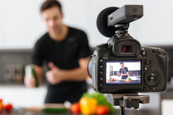 Nhiều người trẻ khác chọn kiếm tiền qua các bênh làm video trên Youtuber hoặc nền tảng Tik Tok online. Ảnh: I.T