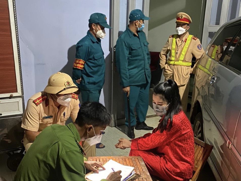 Đắk Lắk: Truy bắt đối tượng cố tính vượt chốt kiểm dịch ngay trong đêm - Ảnh 2.