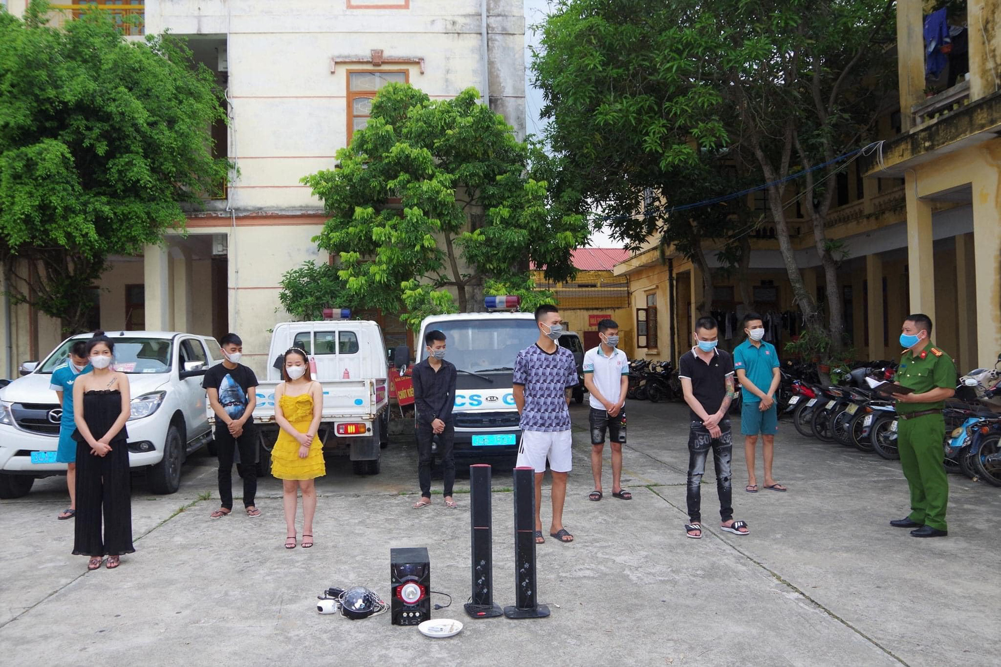 Cảnh sát phát hiện 9 nam, nữ &quot;phê&quot; ma túy ở cửa hàng thời trang - Ảnh 1.