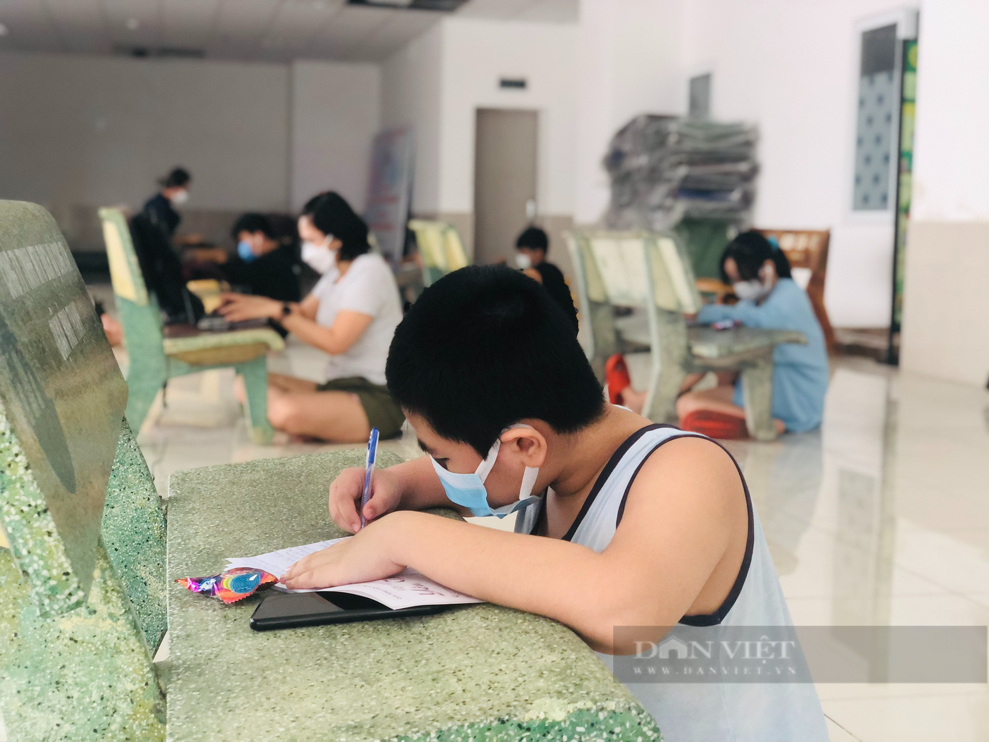 Lớp học &quot;dã chiến&quot; cho học sinh &quot;di cư&quot; tránh bão Covid-19 - Ảnh 2.