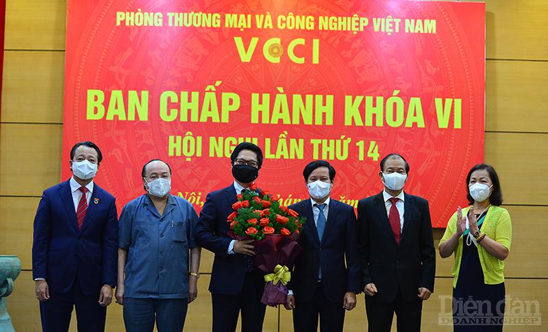 Ông Phạm Tấn Công được bầu làm Chủ tịch VCCI thay ông Vũ Tiến Lộc - Ảnh 1. Ông Phạm Tấn Công được bầu làm Chủ tịch VCCI thay ông Vũ Tiến Lộc - Ảnh 1.