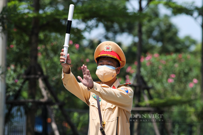 Thủ tướng yêu cầu Hà Nội điều chỉnh bất cập giấy đi đường - Ảnh 1. Thủ tướng yêu cầu Hà Nội điều chỉnh bất cập giấy đi đường - Ảnh 1.
