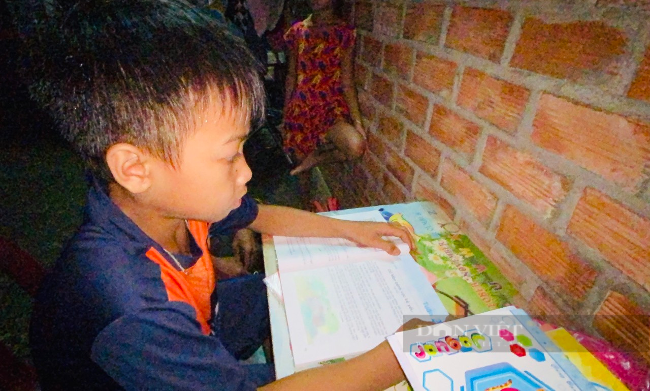 Nỗ lực của người &quot;cầm phấn&quot; đem con chữ đến với các buôn làng - Ảnh 2.
