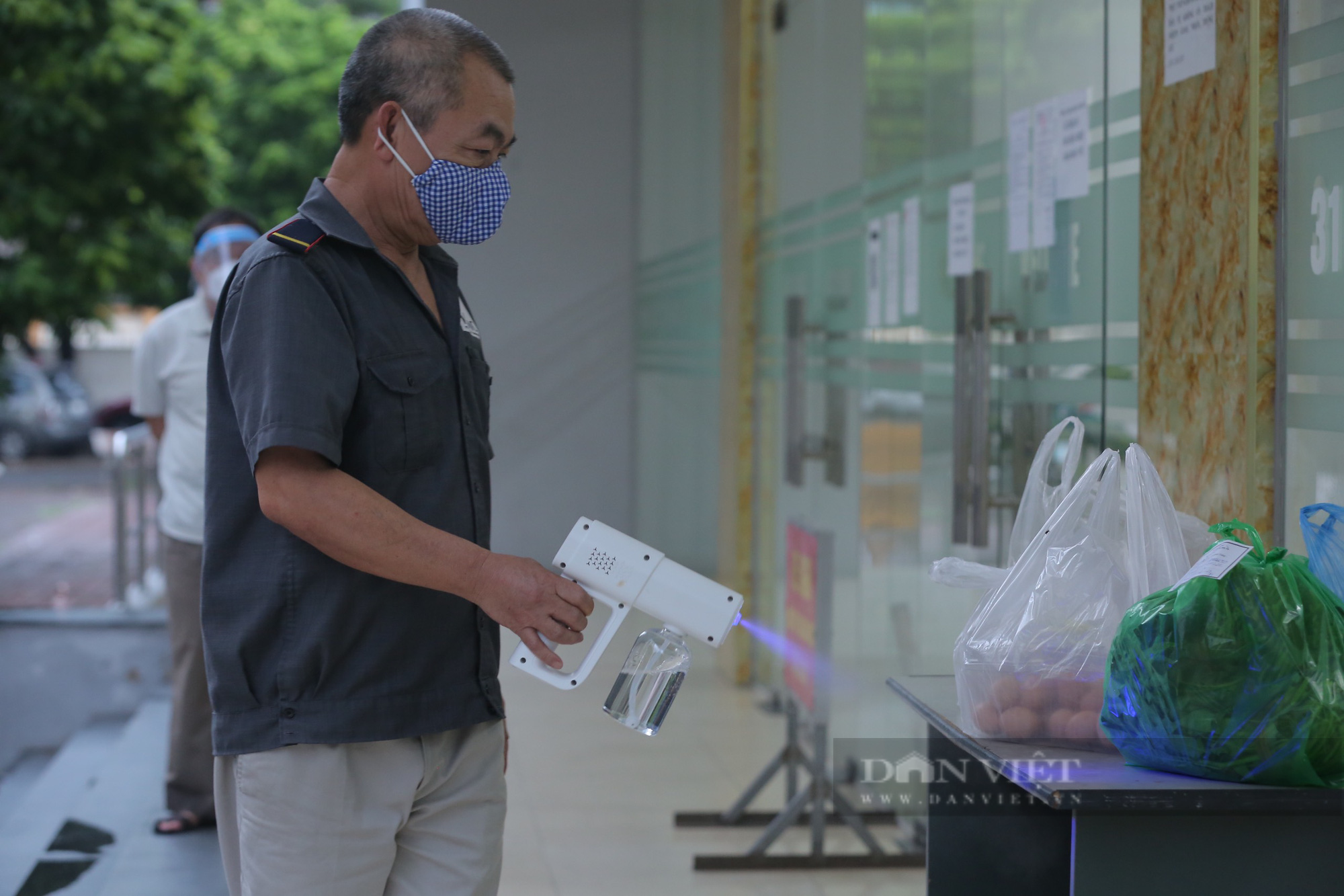 Phong tỏa toà chung cư có 7 F0 qua sàng lọc diện rộng - Ảnh 4.