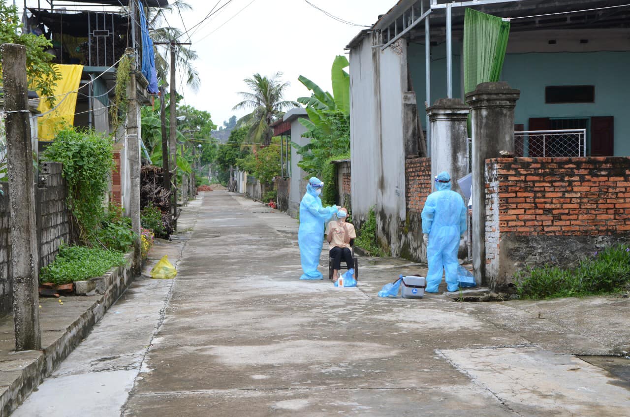 Huyện Nga Sơn (Thanh Hóa) khắc phục vụ cán bộ thu tiền &quot;bồi dưỡng&quot; của người dân khi làm test nhanh Covid-19 - Ảnh 1.