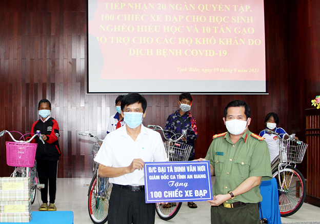 Công an An Giang tặng quà cho học sinh nghèo hiếu học dịp khai trường - Ảnh 1.