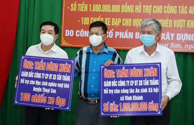 Công an An Giang tặng quà cho học sinh nghèo hiếu học dịp khai trường - Ảnh 4.