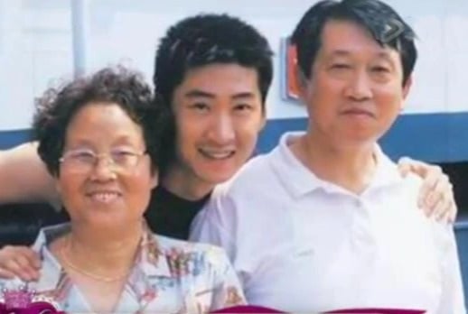 &quot;Phúc Nhĩ Khang&quot; Châu Kiệt hiểu về cuộc đời khi ôm bình tro cốt của mẹ - Ảnh 1.
