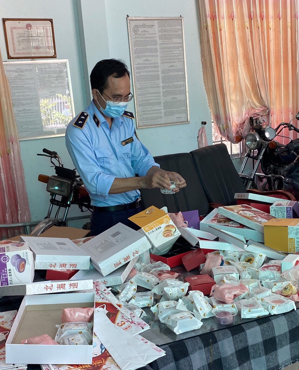 Thu giữ hơn 4.500  chiếc bánh trung thu không rõ nguồn gốc được vận chuyển bằng xe &quot;luồng xanh&quot; - Ảnh 2.