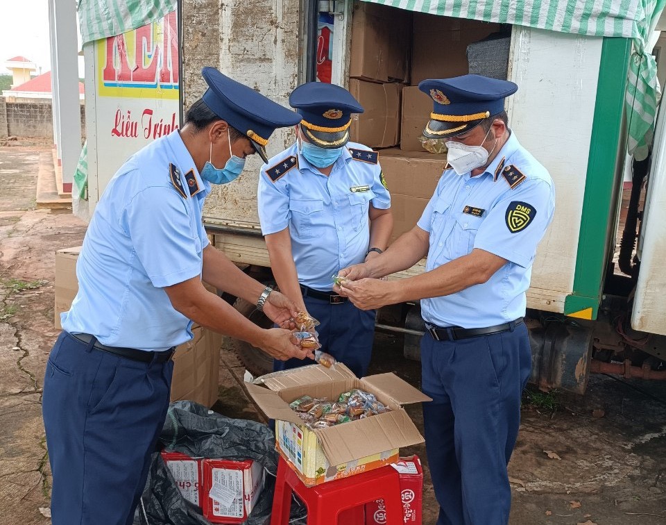 Thu giữ hơn 4.500  chiếc bánh trung thu không rõ nguồn gốc được vận chuyển bằng xe &quot;luồng xanh&quot; - Ảnh 3.