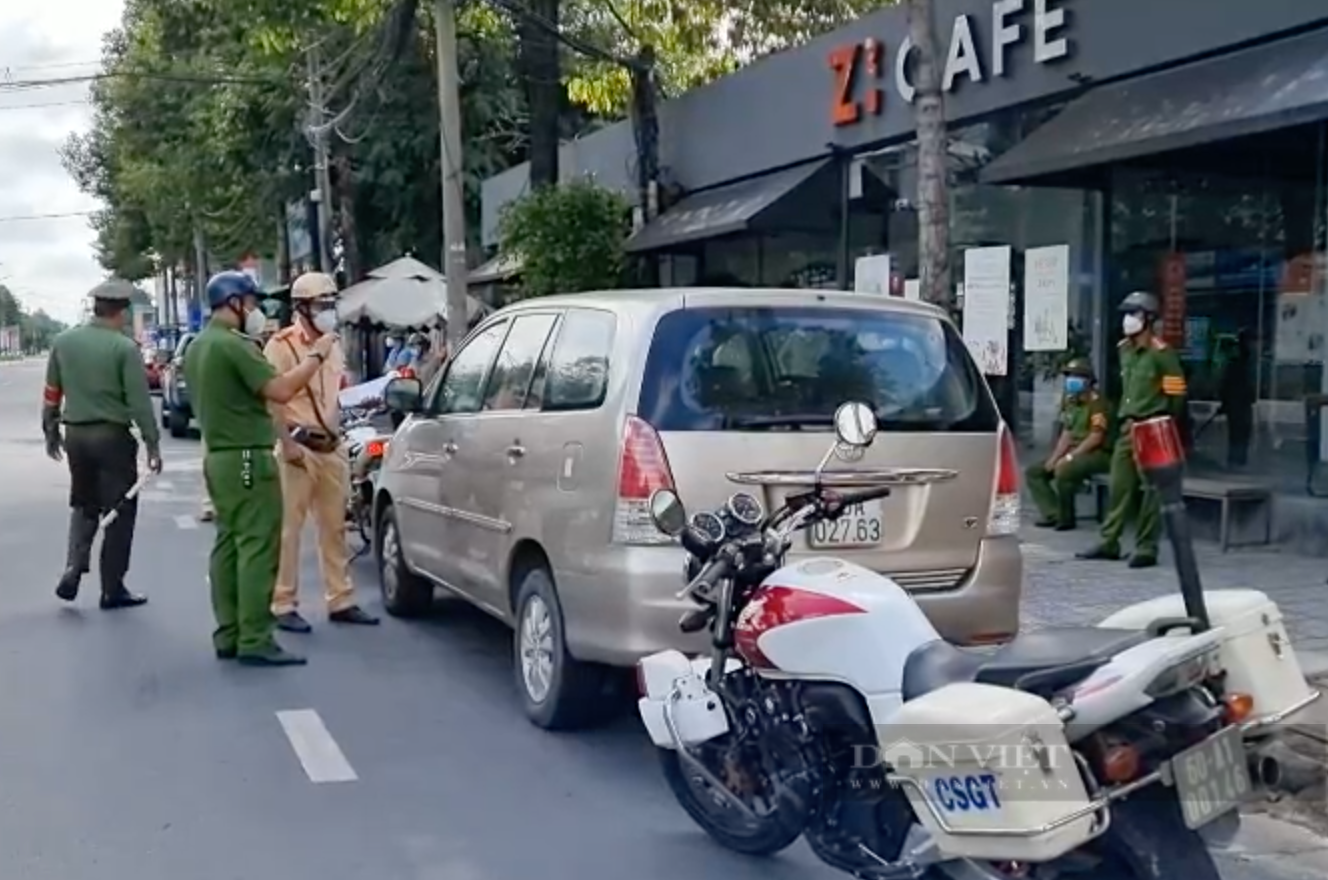 Đồng Nai: Thanh tra Sở Tài nguyên Môi trường cố thủ trong ô tô vì ra đường khi không cần thiết - Ảnh 2.
