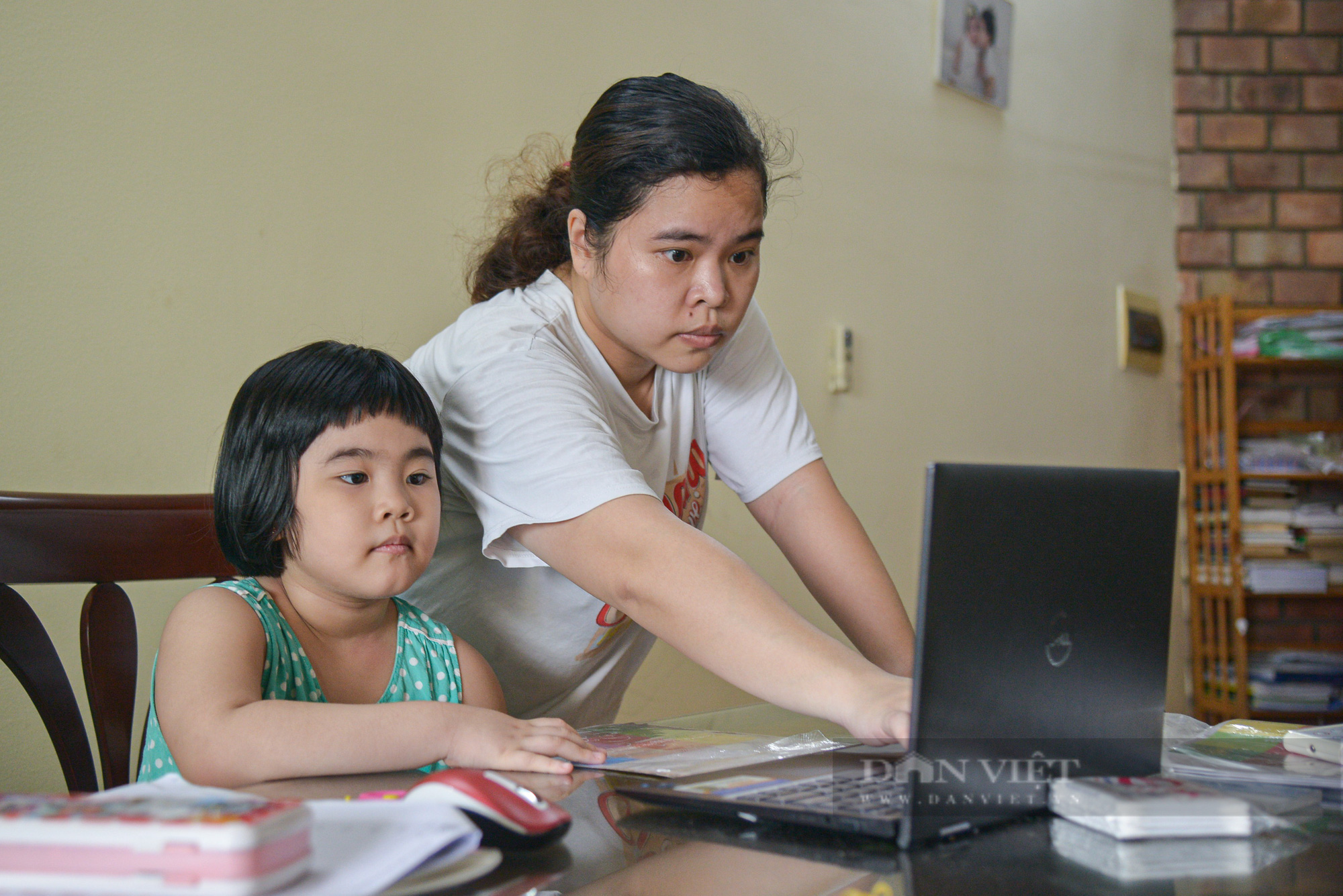 Buổi học online của học sinh lớp 1:Tạm dừng đến trường nhưng không dừng việc học. - Ảnh 2.