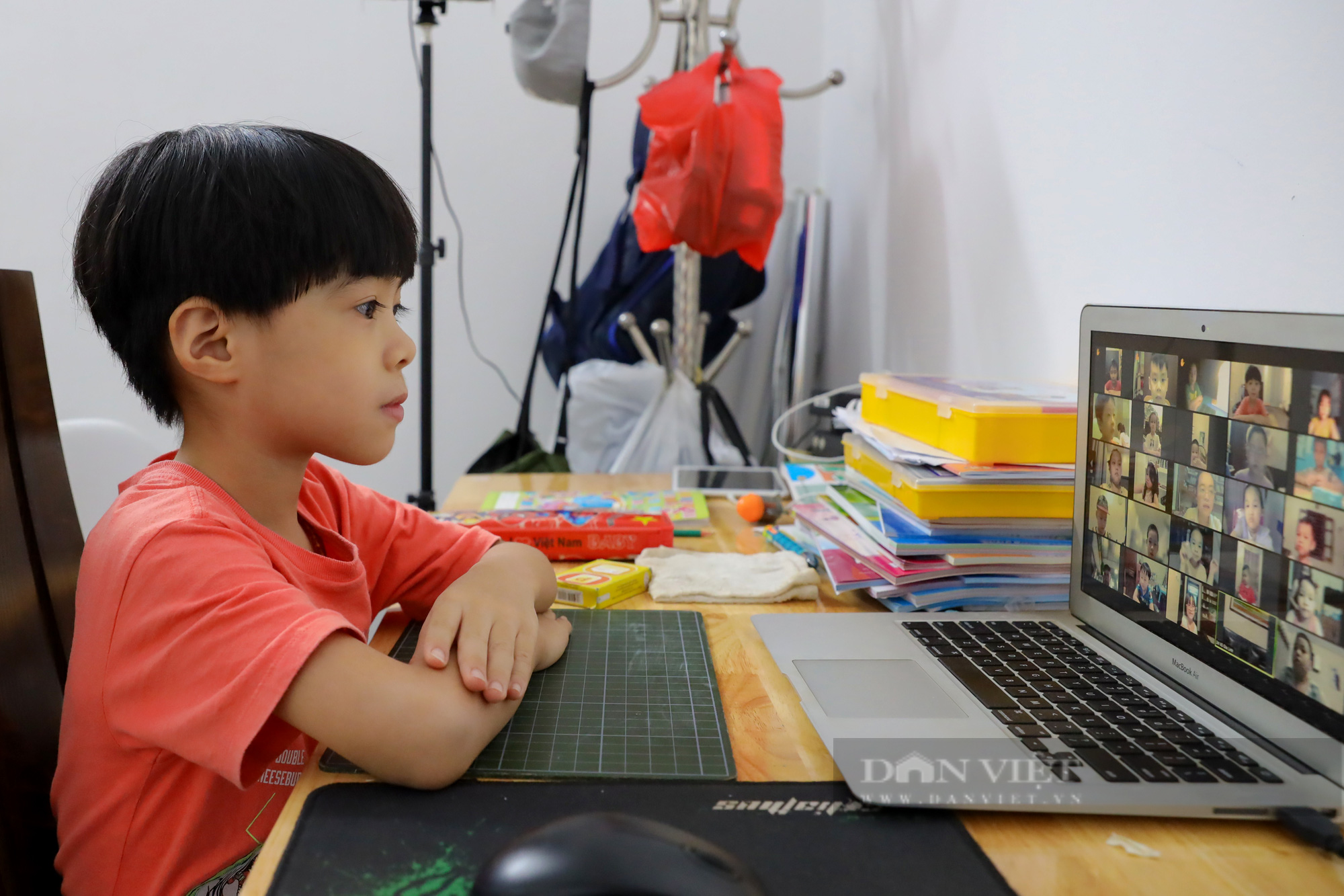 Buổi học online của học sinh lớp 1:Tạm dừng đến trường nhưng không dừng việc học. - Ảnh 12.