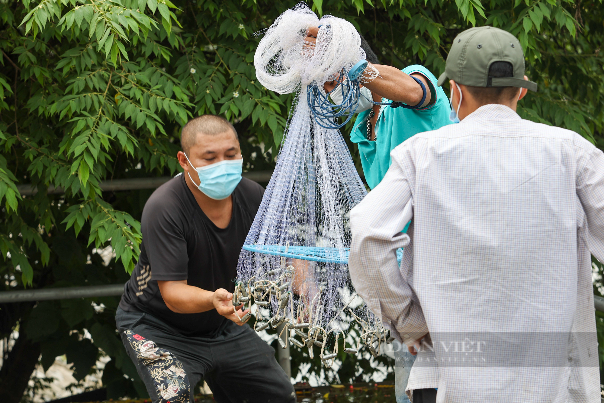 Bất chấp lệnh cấm, người dân tụ tập đánh cá trên sông Tô Lịch - Ảnh 7.