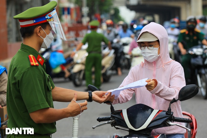 Cấp giấy đi đường có mã QR: Hà Nội đang &quot;thủ công hóa&quot; công nghệ? - Ảnh 1.