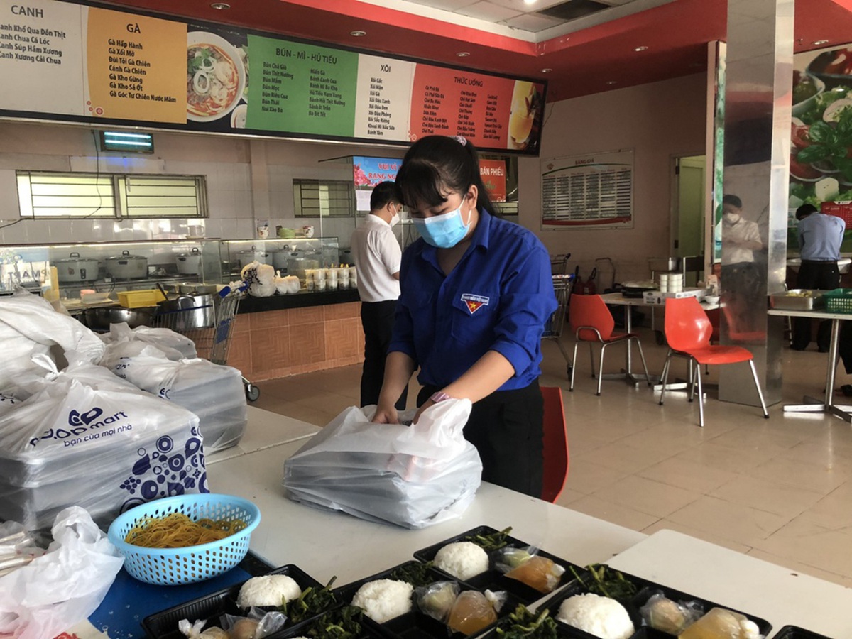 Nữ sinh lớp 11 tham gia đội tình nguyện: &quot;Từng mất ăn mất ngủ khi gặp F0&quot; - Ảnh 2.