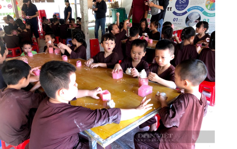 TP.HCM: Đề xuất kế hoạch mở cửa trường học trở lại - Ảnh 1.