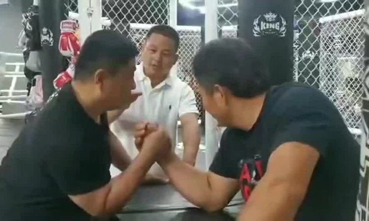 Được so sánh với Quan Vũ, võ sư Thái cực Trung Quốc bị tố &quot;bịp bợm&quot; - Ảnh 1.