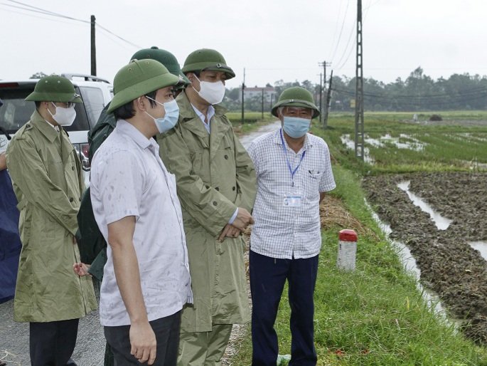 Thanh Hóa xét nghiệm Covid-19 cho hộ dân phải di dời do ảnh hưởng bão Conson, sơ tán tuân thủ 5K - Ảnh 1.