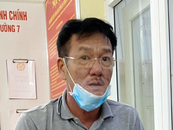 Cà Mau: Khống chế người đàn ông vượt chốt kiểm soát, hăm dọa lực lượng làm nhiệm - Ảnh 1.