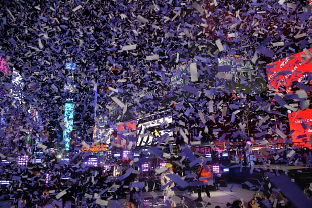 Lễ đón năm mới 2022: New York đón giao thừa, nhiều cặp đôi trao nhau nụ hôn say đắm - Ảnh 1.