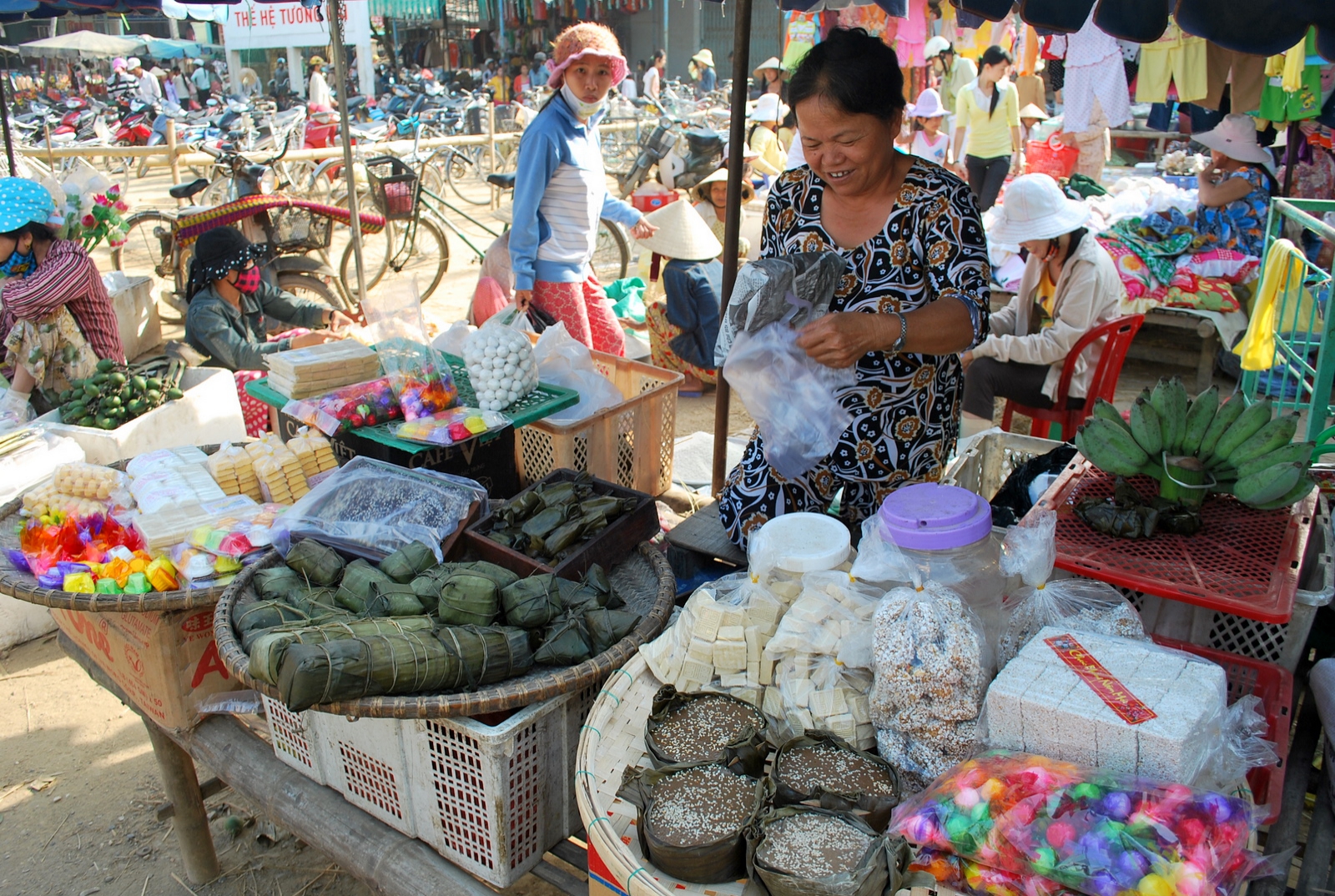 Kể chuyện làng: Chợ quê giáp Tết - Ảnh 2.