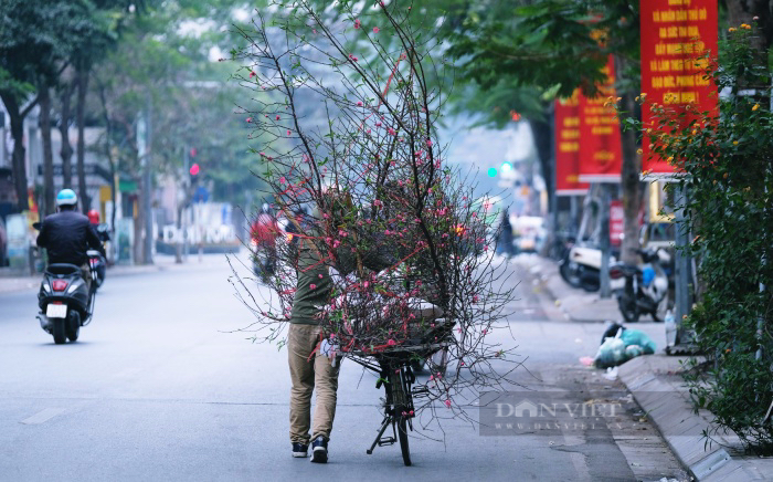 Người dân Hà Nội đón Tết Dương lịch đặc biệt nhất lịch sử giữa đợt dịch nghìn ca mắc Covid-19 mỗi ngày - Ảnh 7.
