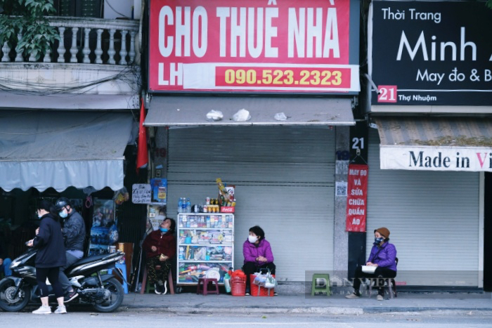 Người dân Hà Nội đón Tết Dương lịch đặc biệt nhất lịch sử giữa đợt dịch nghìn ca mắc Covid-19 mỗi ngày - Ảnh 12.
