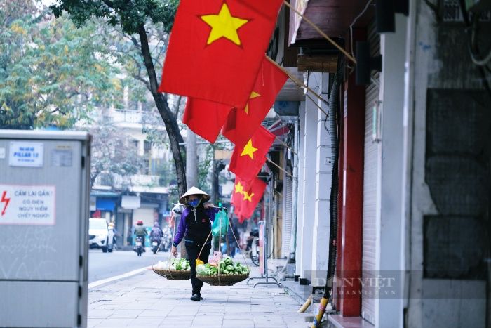 Người dân Hà Nội đón Tết Dương lịch đặc biệt nhất lịch sử giữa đợt dịch nghìn ca mắc Covid-19 mỗi ngày - Ảnh 2.